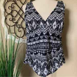 NWT ST. JOHN’S BAY Size 20W Black & White Tankini Swimsuit Top with Wide Strap